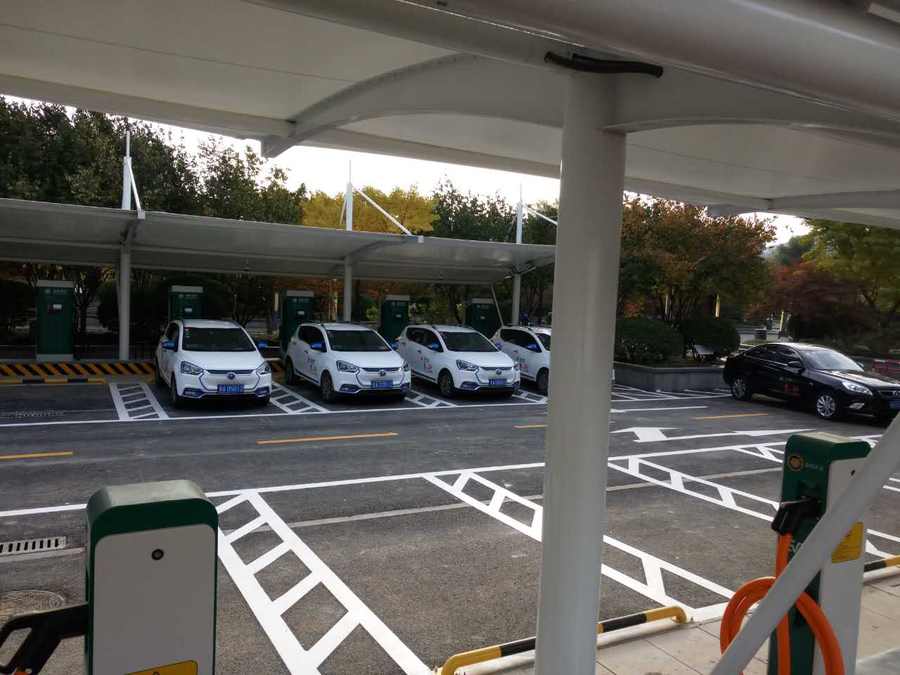 七字型的汽車停車棚，也是汽車蓬里，使用比較多的一款造型